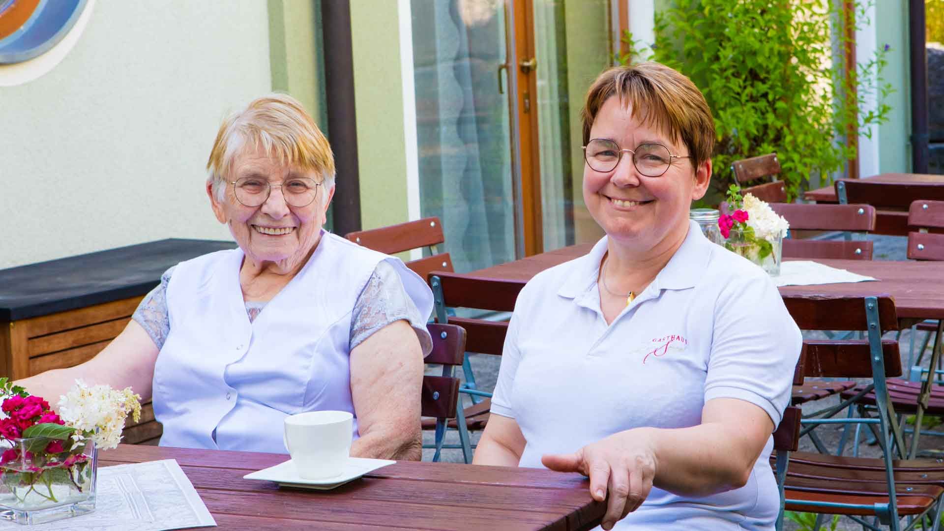 Braumeisterin Irmgard Reif und Petra Link (Mutter und Tochter), Gasthaus Zur Sonne, Lonnerstadt