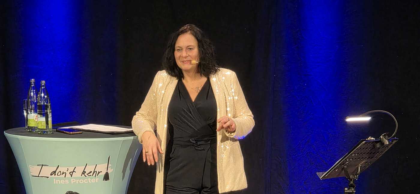 Fränkische Kabarettistin Ines Procter begeistert im ausverkauften Sonnensaal des Gasthauses Zur Sonne