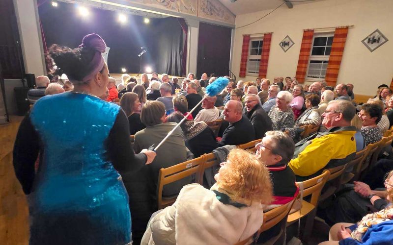 Fränkische Kabarettistin Ines Procter begeistert im ausverkauften Sonnensaal des Gasthauses Zur Sonne